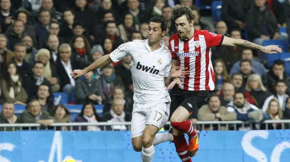 Álvaro Arbeloa pugna por el balón con el defensa del Athletic de Bilbao, Fernando Amorebieta