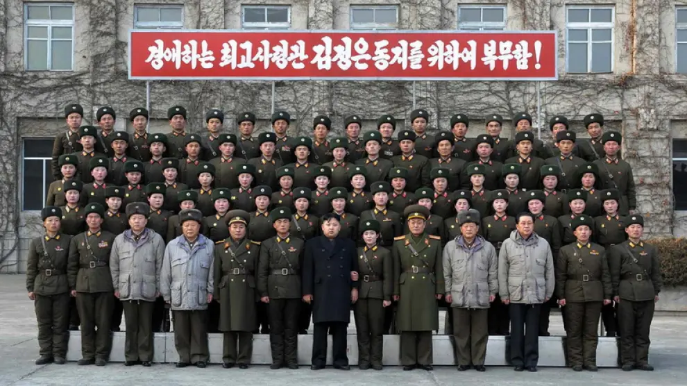 Los asistentes a la primera reunión del gabinete del 'líder' Kim Jong-un
