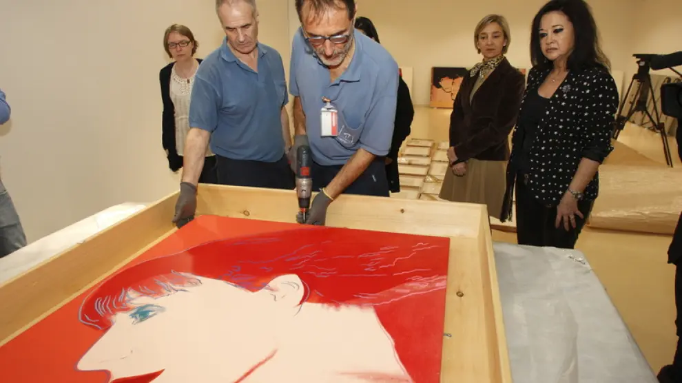Desembalaje de la obra de Warhol en Ibercaja