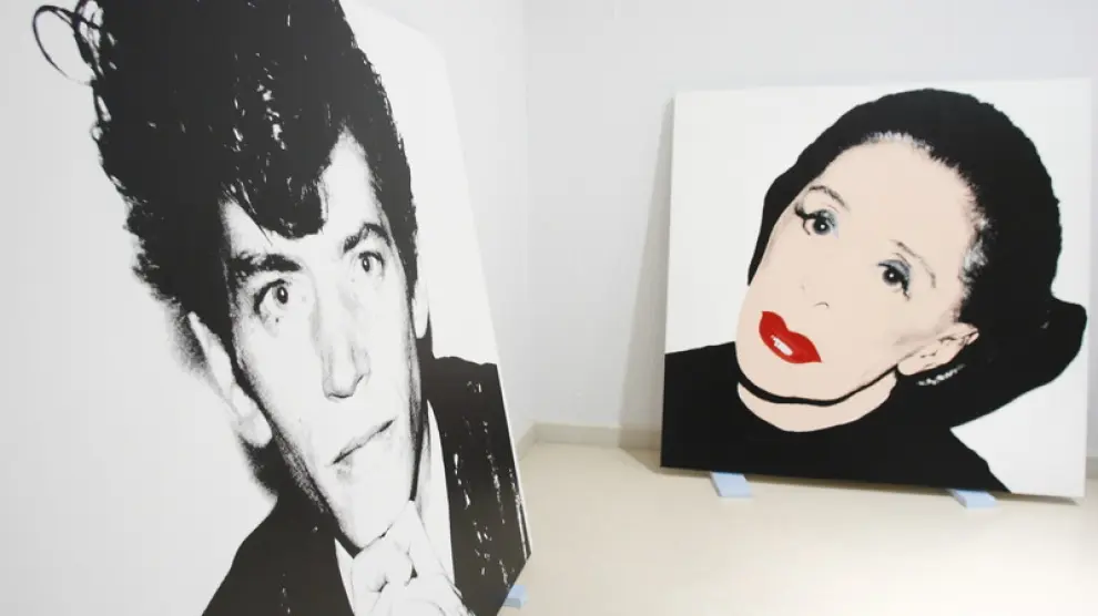 Desembalaje de la obra de Warhol en Ibercaja