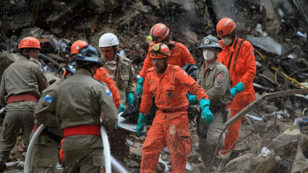 Labores de rescate tras el derrumbe de tres edificios en Río de Janeiro