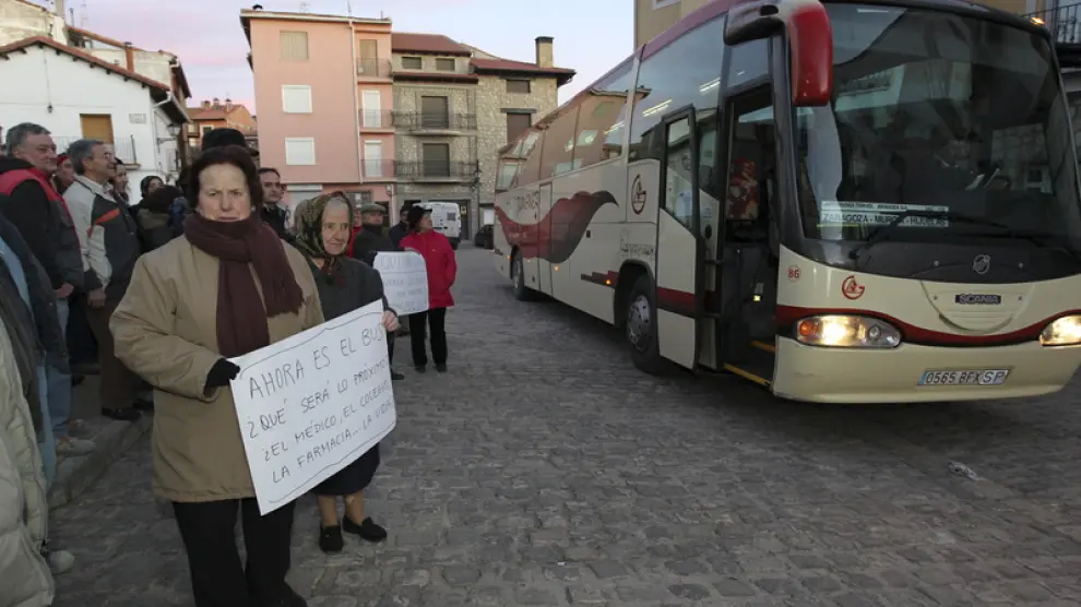 Vecinos de Bronchales protestan por la supresión de la línea de autobús de la compañía Jiménez