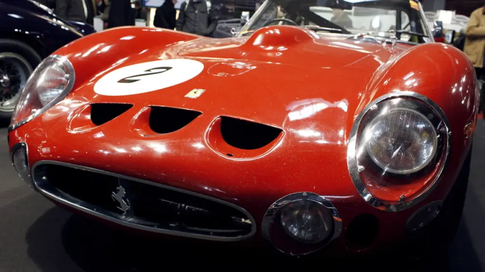Exposición de un Ferrari en Rétromobile