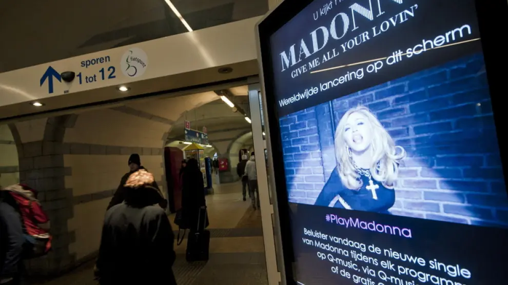 Anuncio de Madonna en la estación de Gent (Bélgica)