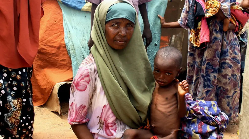 Una mujer con un niño en Somalia.