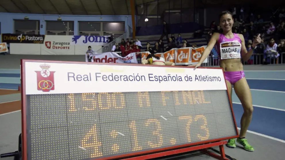 Isabel Macías posa con su marca lograda en 1.500