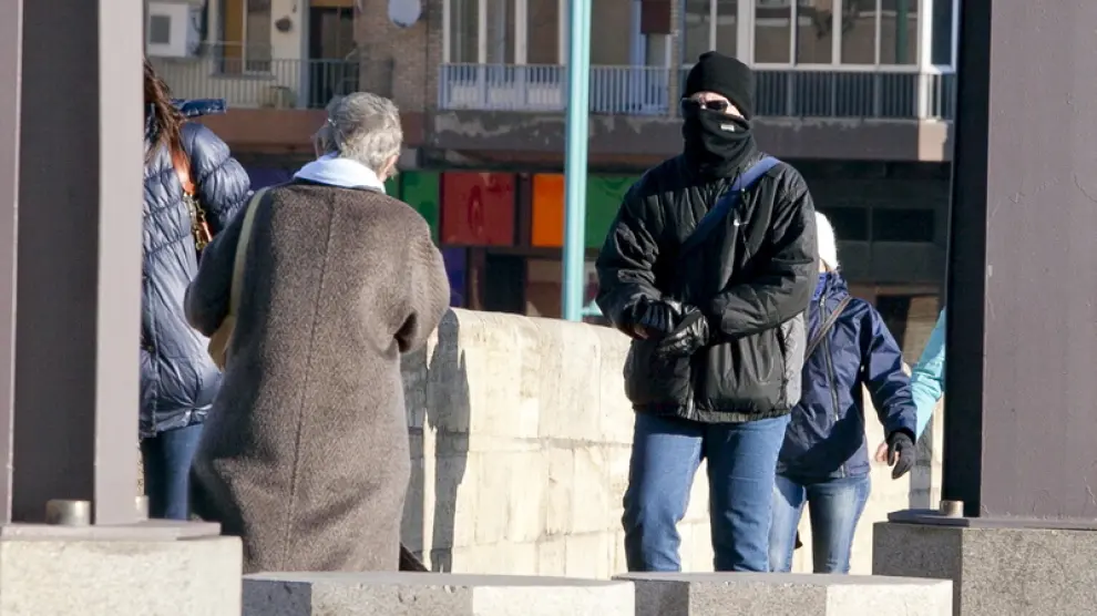Las bufandas y guantes ayudaban este martes a luchar contra el frío en Zaragoza