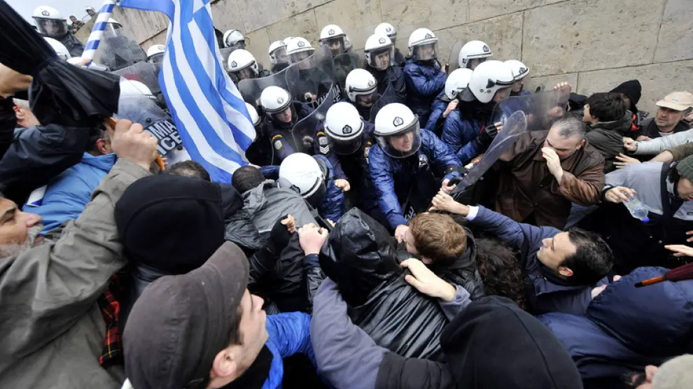 Enfrentamientos frente al Parlamento griego