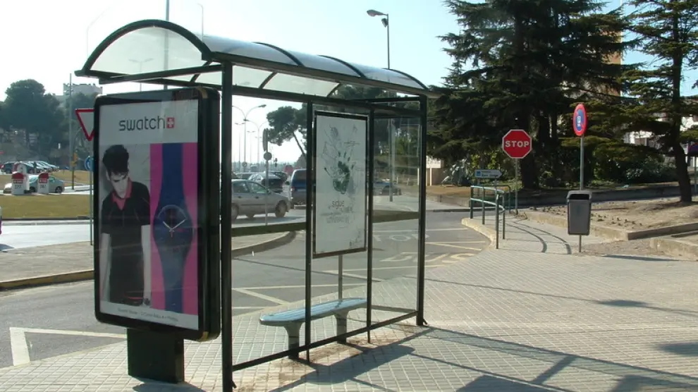 En la imagen, parada de autobús urbano del hospital San Jorge de Huesca, una de las de más difícil acceso para personas de movilidad reducida.