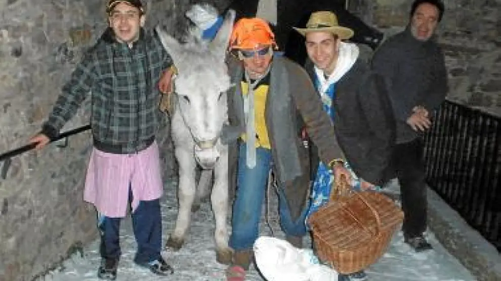 Los jóvenes de Gistaín pasean en burro a Carnaval.