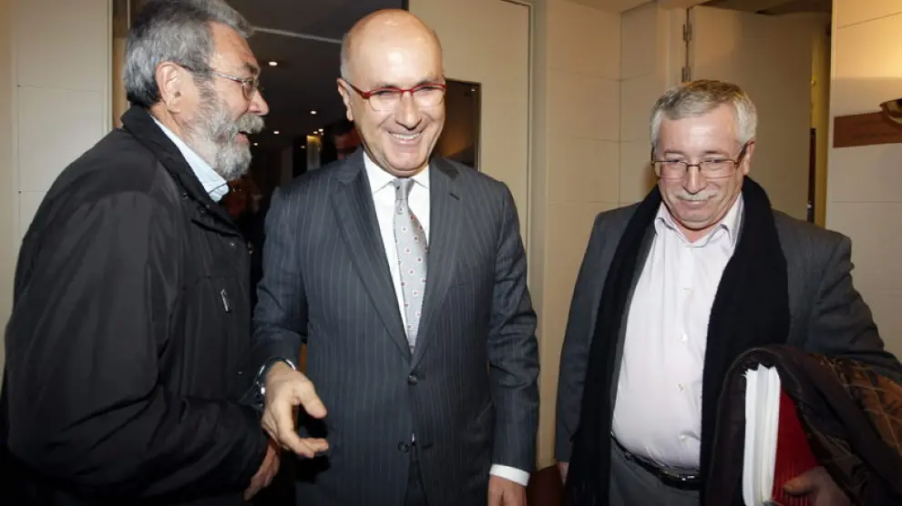 Cándido Méndez e Ignacio Fernández Toxo posan con el portavoz de CiU, Josep Antoni Duran i Lleida.