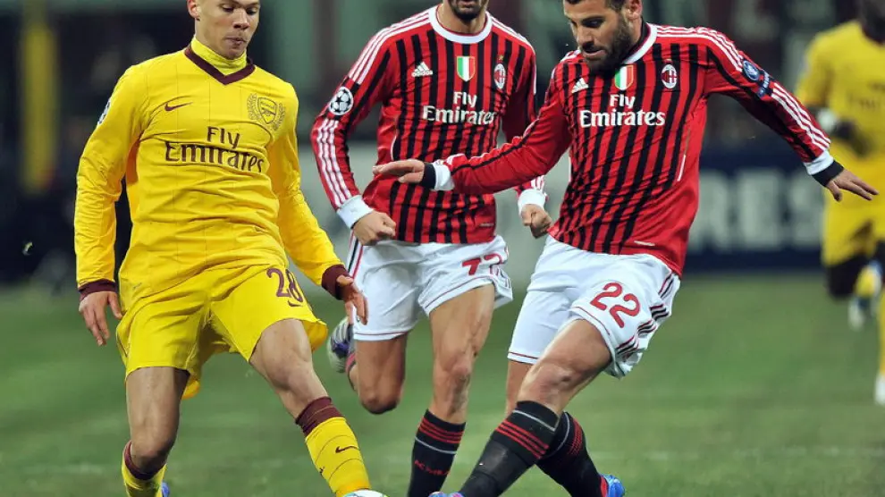 El jugador del Milán, Antonio Nocerino, disputa el balón con Kieran Gibbs, jugador del Arsenal.