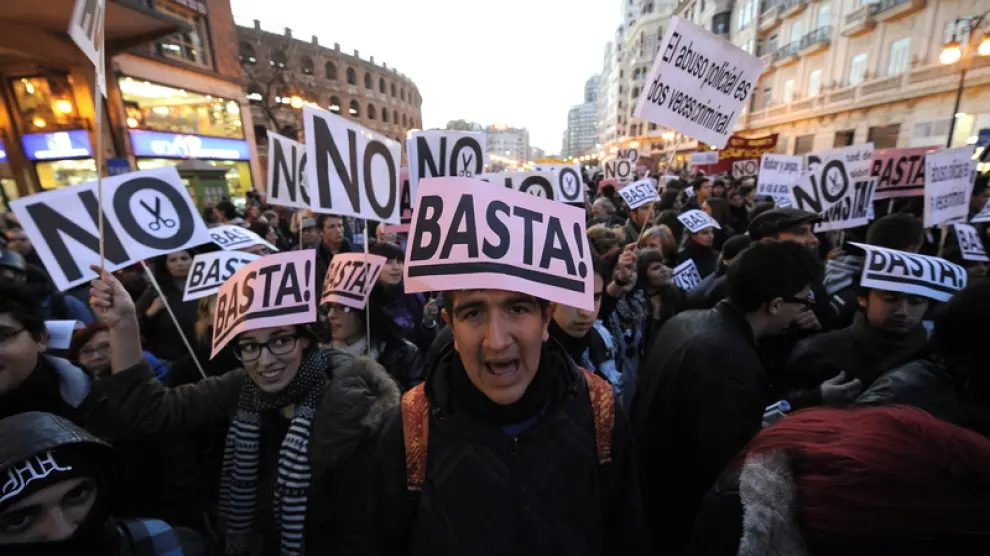 Estudiantes se manifestaban en Valencia contra el abuso policial realizado las jornadas anteriores.