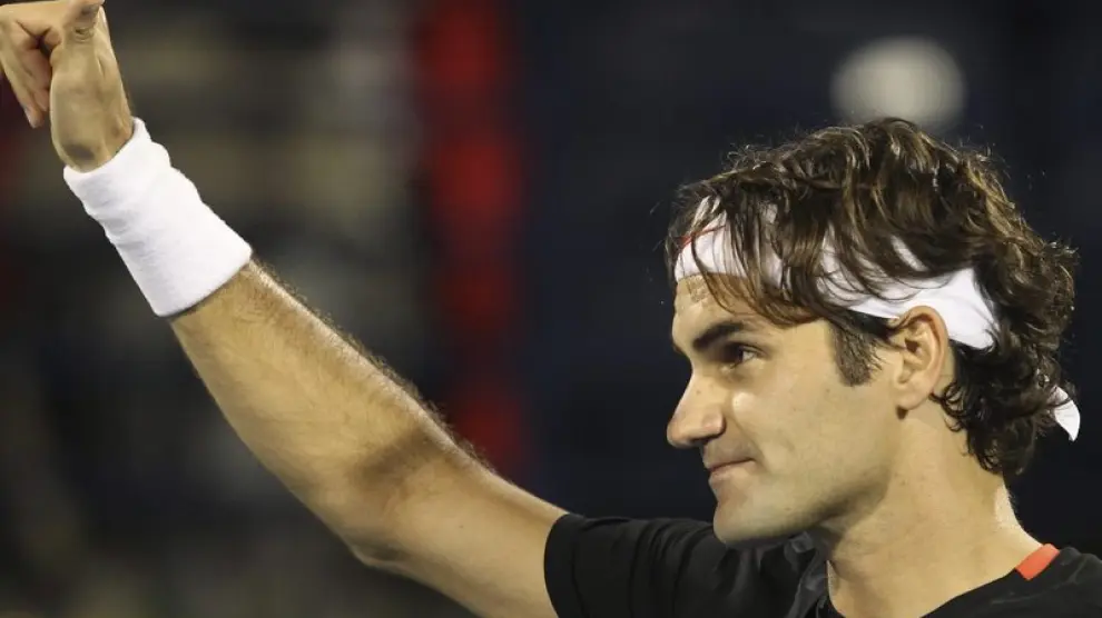 Federer celebra el triunfo ante el tenista Michael Llodra.