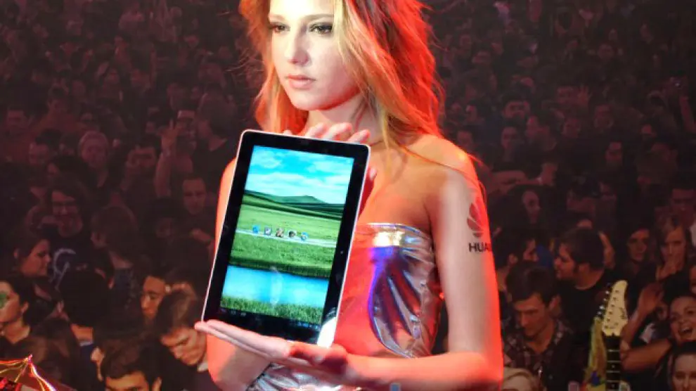 Una modelo muestra el nuevo Huawei MediaPad 10.