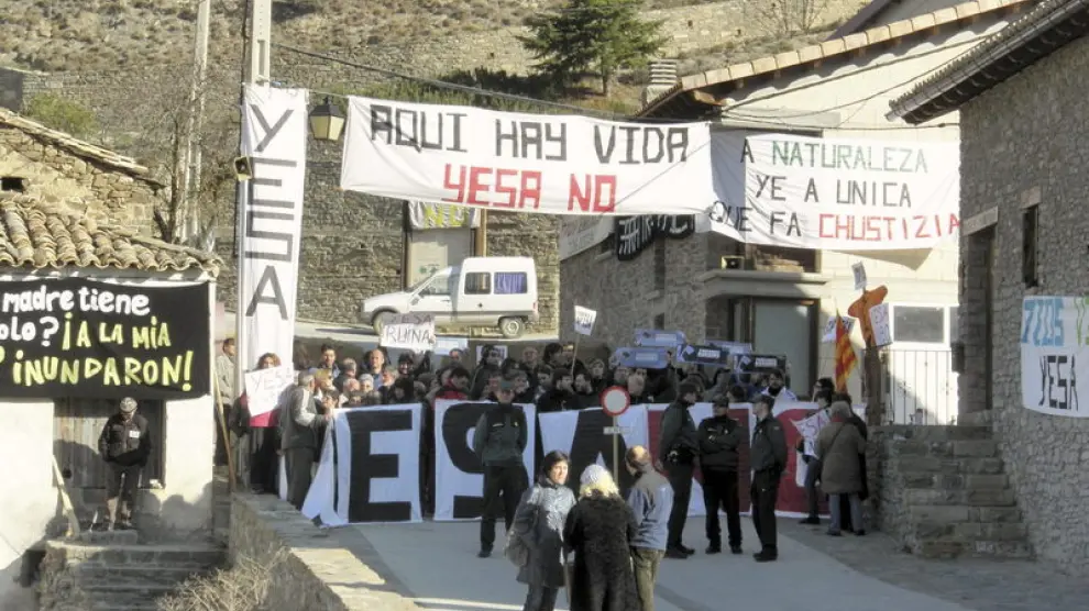 Protesta de los vecinos de Artieda contra las obras de Yesa