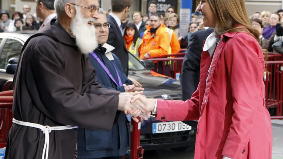 La Infanta saluda a uno de los monjes de la basílica en Madrid