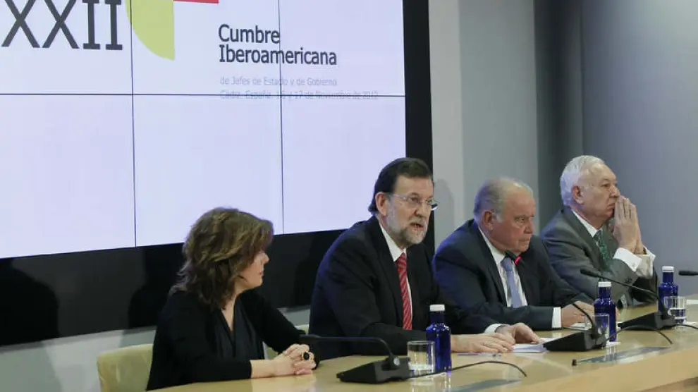El presidente del Gobierno, Mariano Rajoy (2i), acompañado por la vicepresidenta Soraya Sáenz de Santamaría, el ministro de Asuntos Exteriores, José Manuel García Margallo