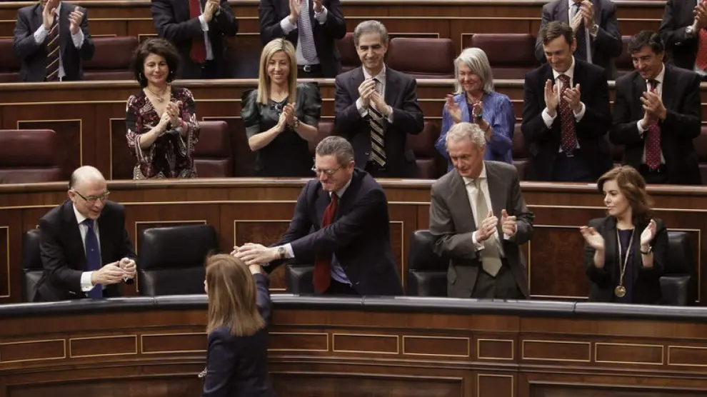 Diputados del PP felicitan a Fátima Báñez
