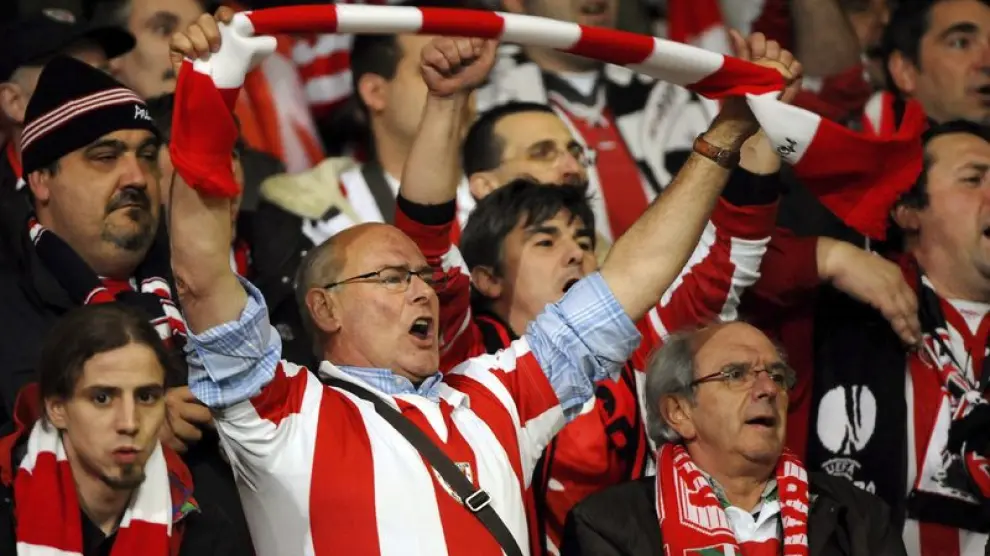 Seguidores del Athletic de Bilbao animan en la grada.