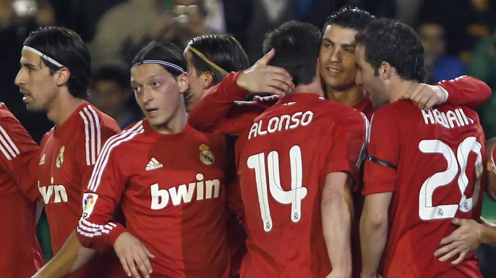 Cristiano Ronaldo celebra su gol junto a sus compañeros.
