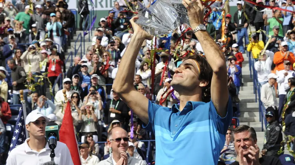 El suizo Roger Federer con el trofeo de campeón