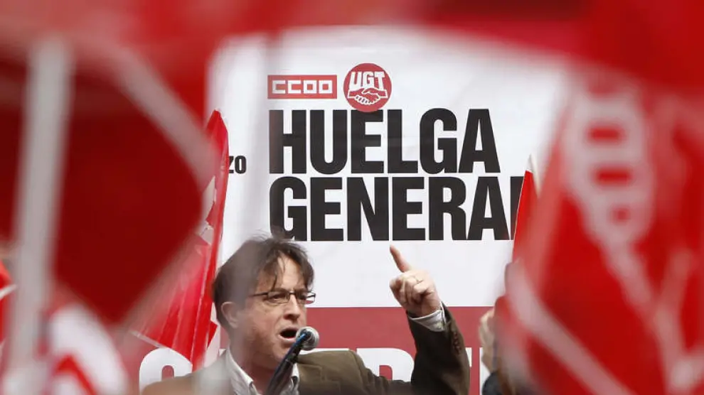 El secretario general de CCOO Madrid, Javier López, en una concentración sindical en frente de la sede de la CEIM.
