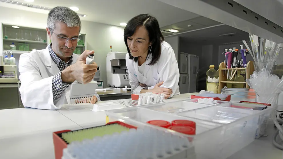 Los doctores Luis Rello y Eugenia Marta, en el laboratorio de Bioqu&iacute;mica, donde se trabaja con las muestras.