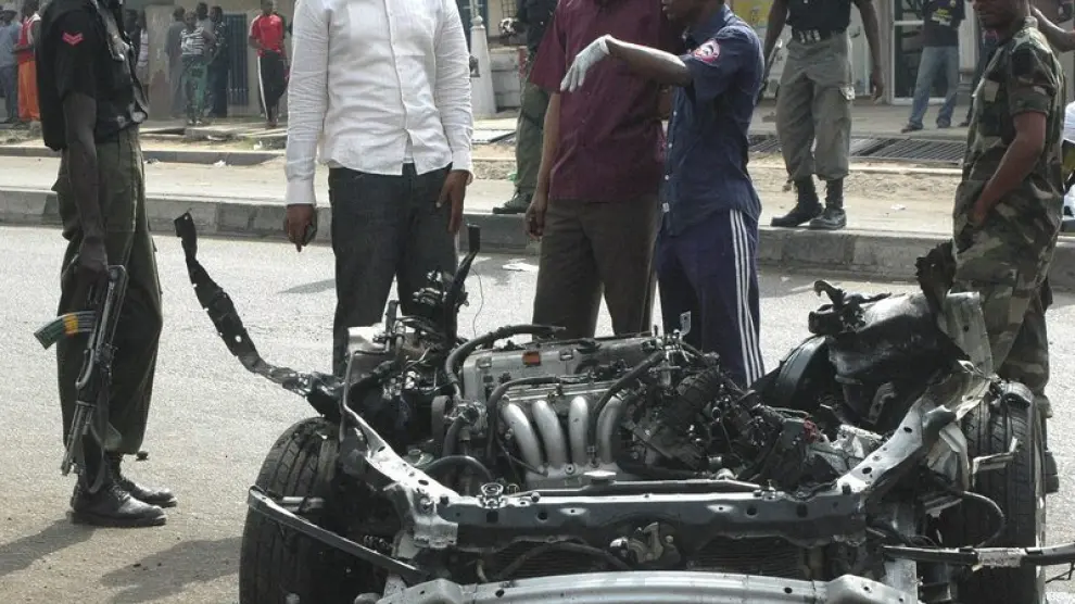 Un policía examina los restos del coche bomba