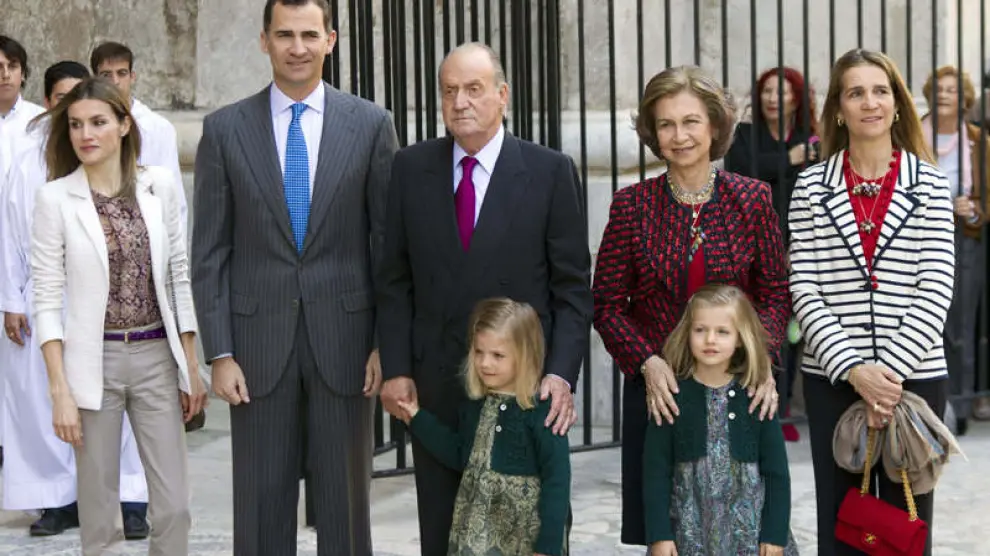 Los Reyes, los Príncipes y sus hijas, y la infanta Elena, a su llegada a la catedral de Palma