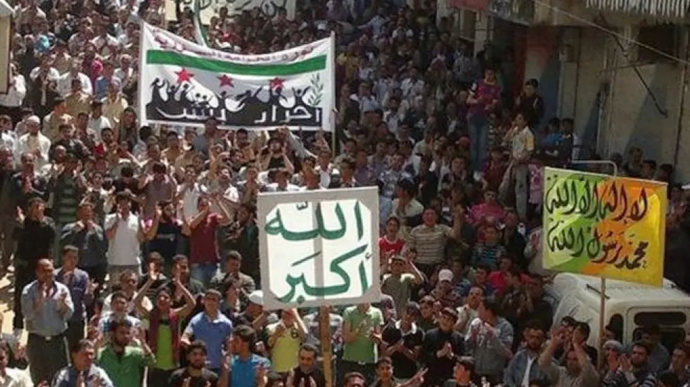 Multitud manifestándose en Siria contra el régimen