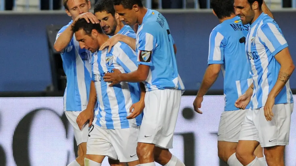 Los jugadores del Málaga celebran la victoria ante el Racing de Santander.