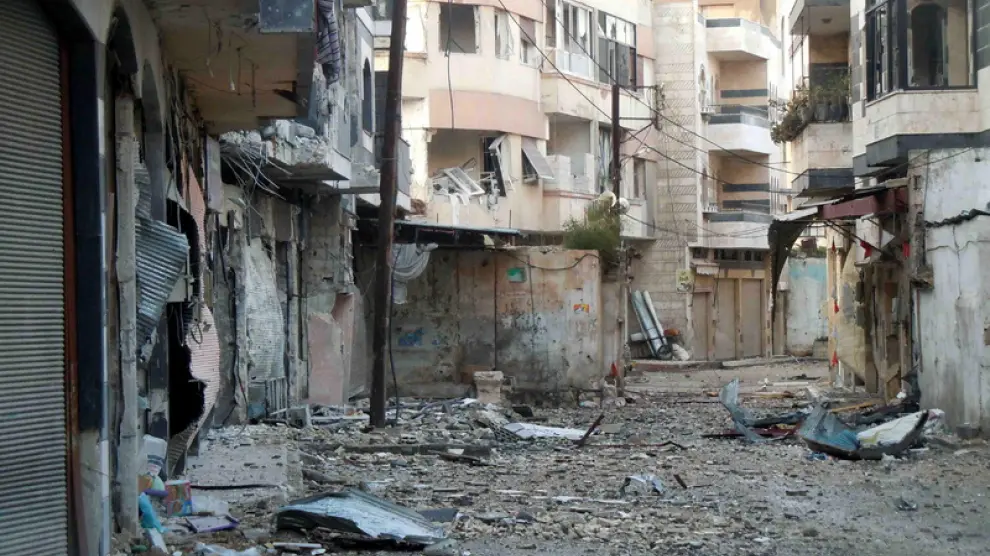 Estado de una de las calles de Homs tras un bombardeo