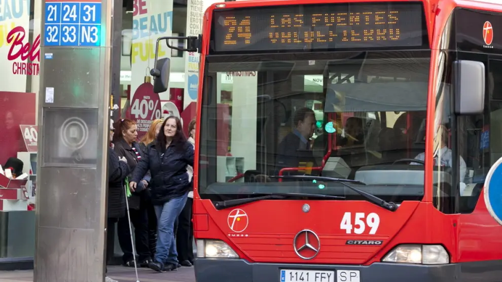Un autobús urbano recorre las calles de Zaragoza