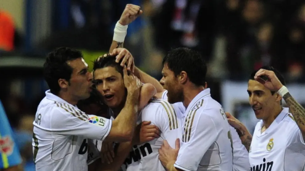 Los jugadores del Madrid celebran un gol durante el partido