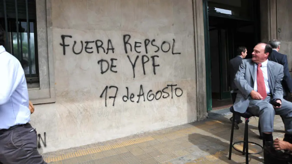 Grafiti en un edificio de Buenos Aires contra Repsol