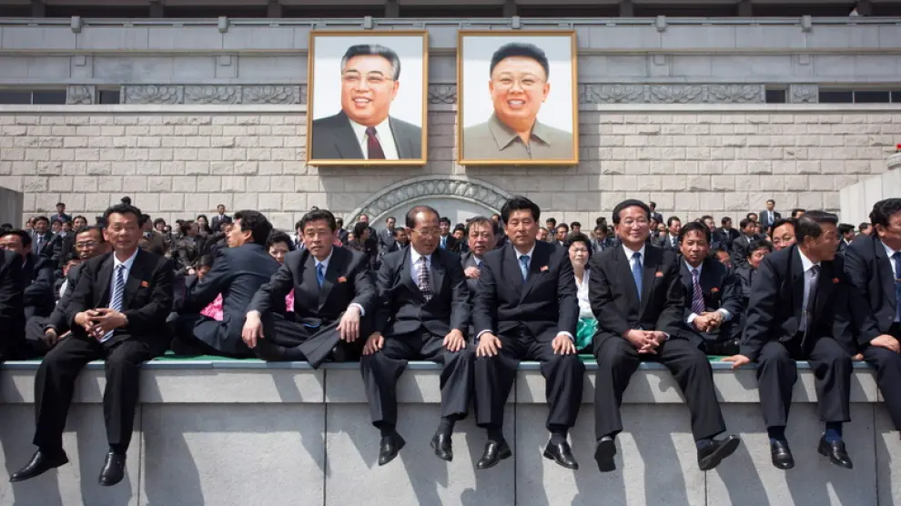 Los coreanos escuchan el discurso de Kim Jong-Il.