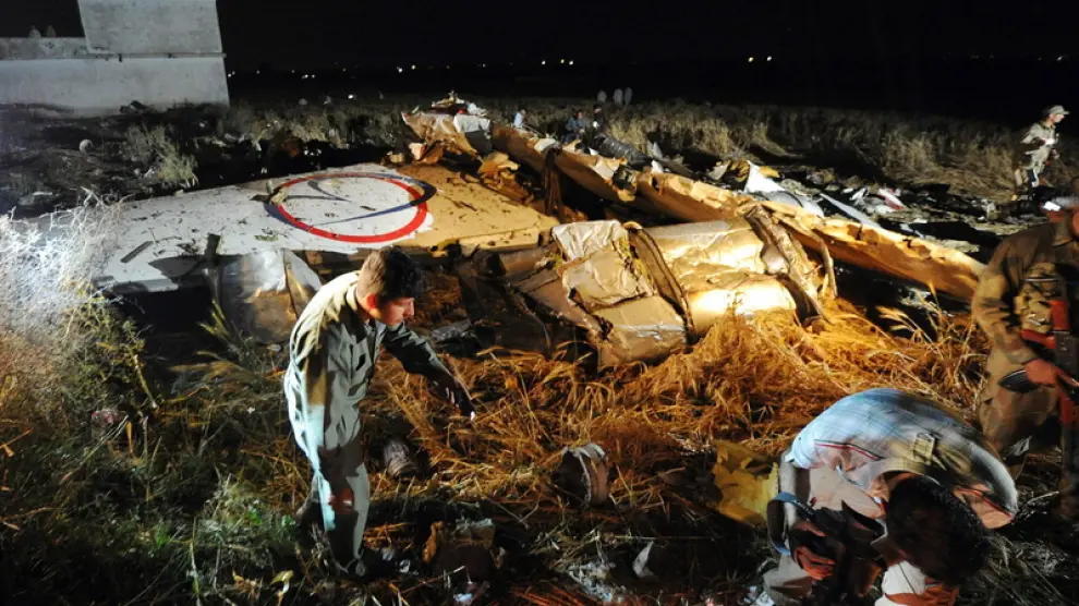 Restos del avión sinestrado en el accidente en Pakistán