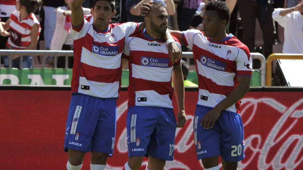 Los jugadores del Granada celebran el gol