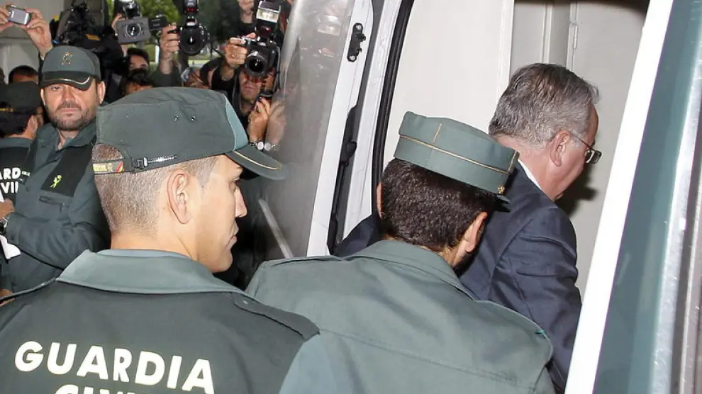Antonio Fernández entrando en un furgón policial
