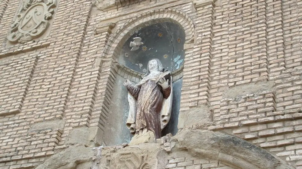 La imagen de Santa Teresa que preside el portal ha sufrido la acción de las palomas que anidan en el inmueble