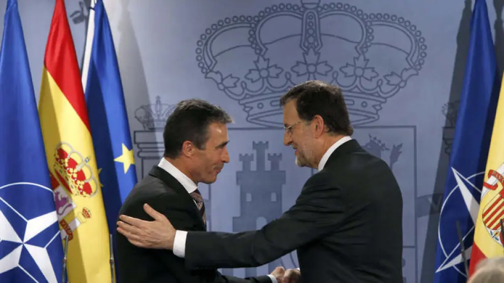 El presidente del Gobierno, Mariano Rajoy (d), y el secretario general de la OTAN, Anders Fogh Rasmussen