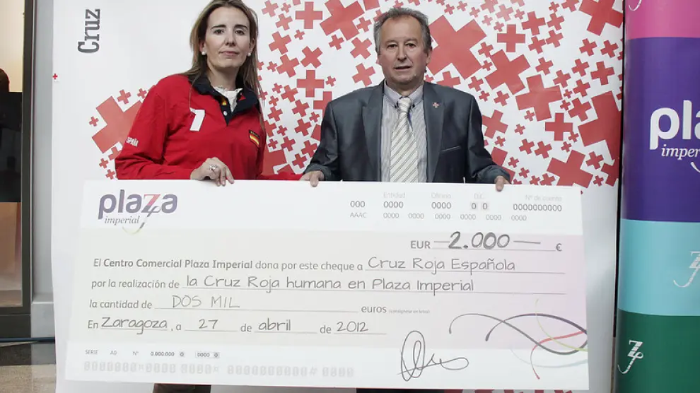 Plaza dona 2.000 euros a Cruz Roja