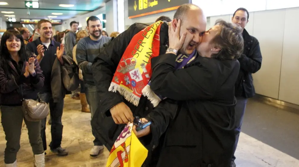 Diego Martínez besa a su madre en el aeropuerto de Madrid