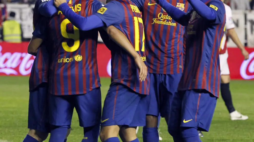 Los jugadores del FC Barcelona celebran uno de los tantos marcados.