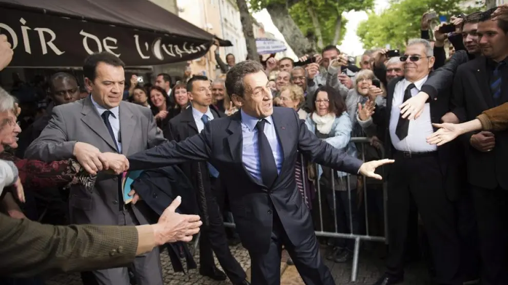 El actual presidente y candidato a las elecciones, Nicolas Sarkozy, saluda a sus simpatizantes