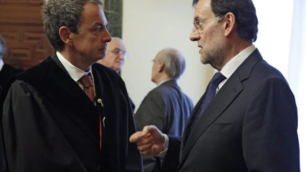 El jefe del Ejecutivo, Mariano Rajoy (d), conversa con José Luis Rodríguez Zapatero
