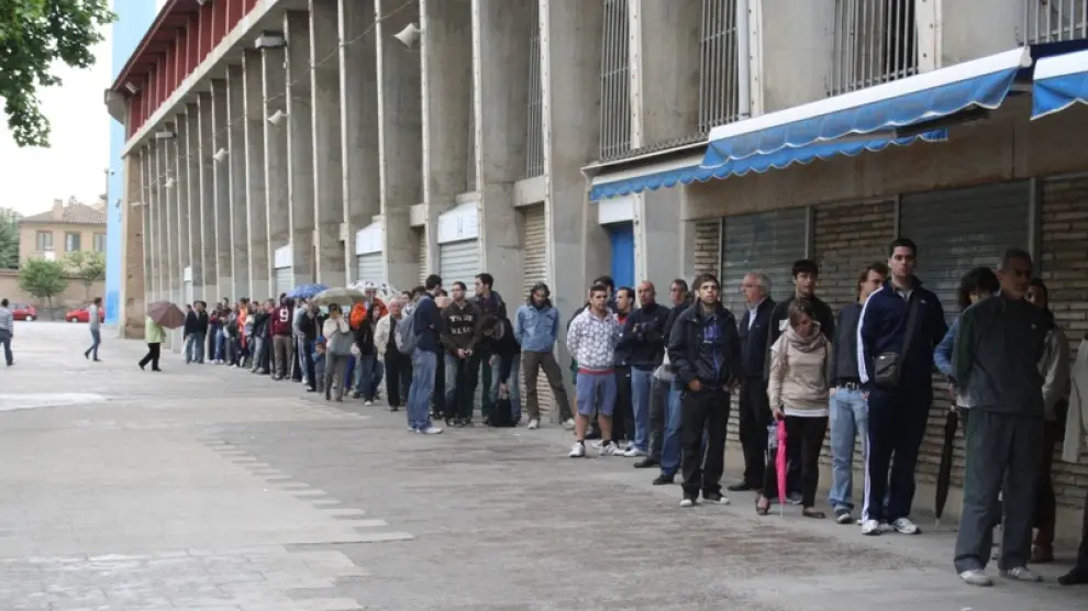 Aficionados del Real Zaragoza comprando entradas