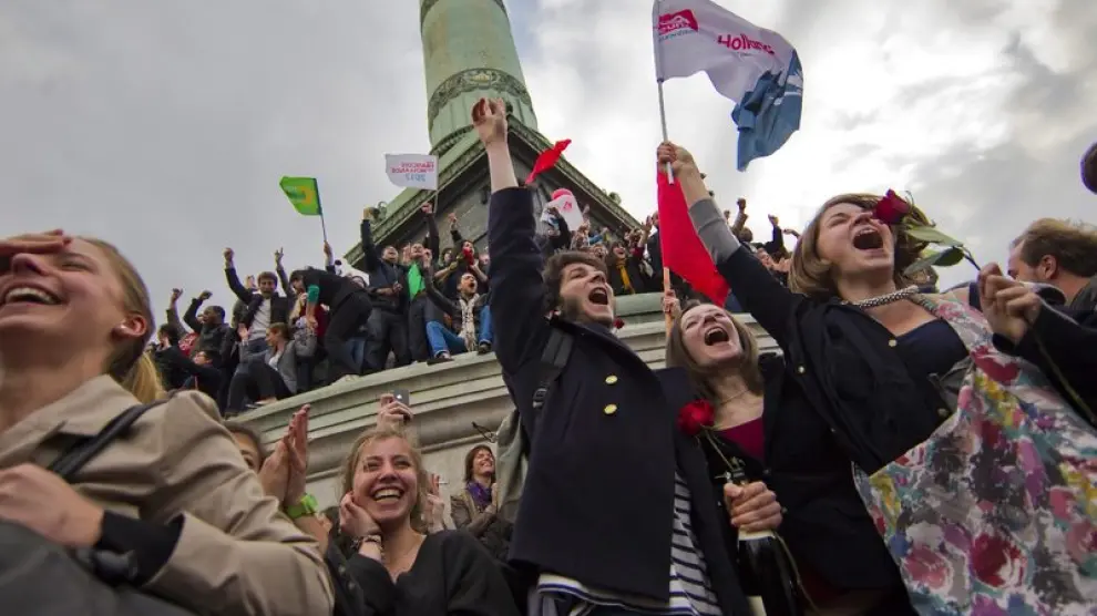 Simpatizantes de Hollande celebran la victoria socialista