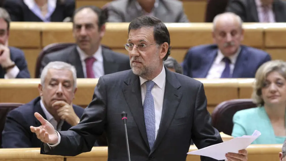 Mariano Rajoy responde a una de las preguntas de la oposición desde su escaño, en el pleno del Senado.